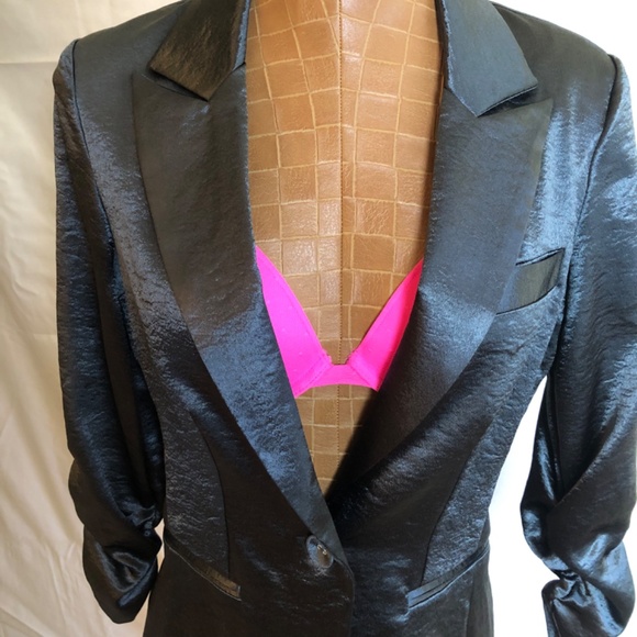 2 Like New Bras in Hot Pink and Black & White - Picture 9 of 10